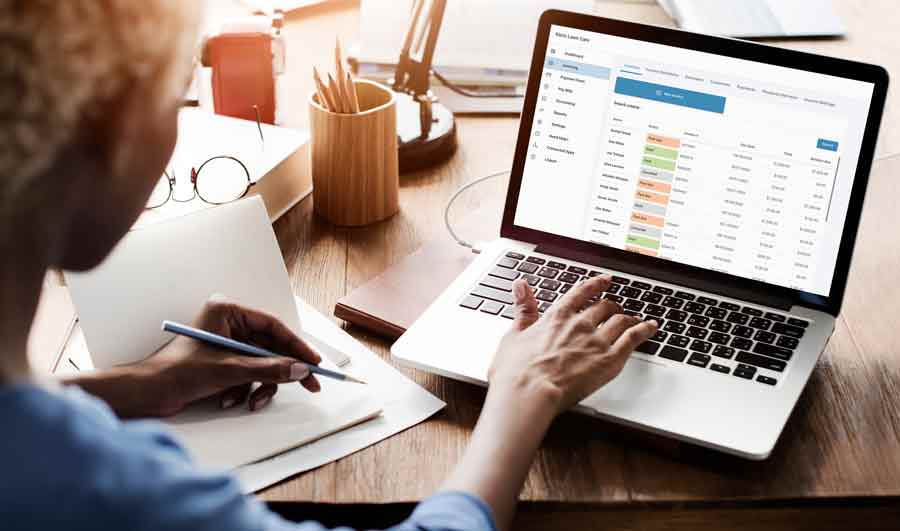 A female business owner uses Autobooks on her laptop for invoices and accounting