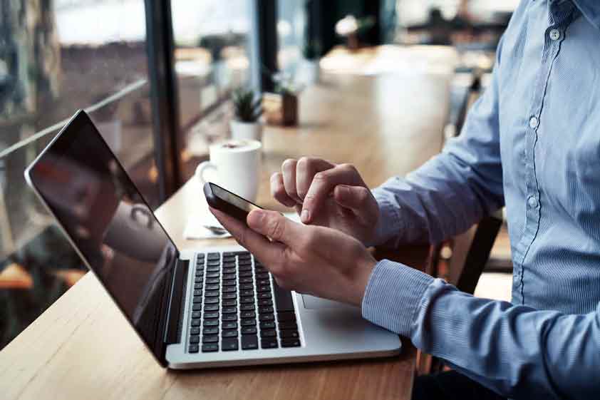 paying-bills-online-closeup